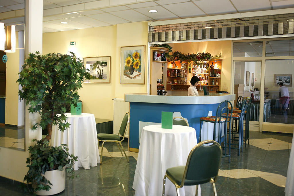 Hotel Bara Junior Budapest Restaurant foto